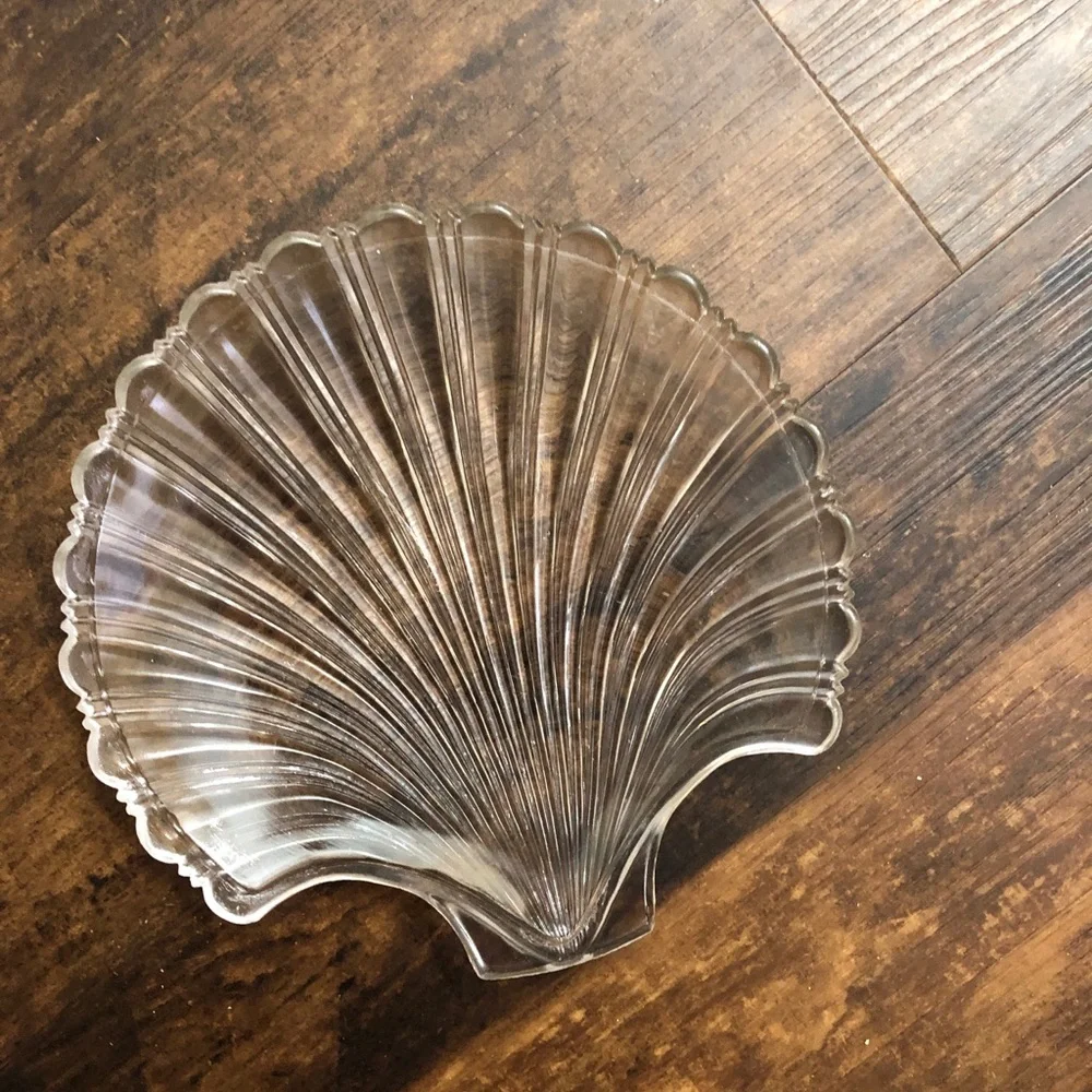 7" Vintage Glass Seashell Dish for serving, soap, trinkets - Picture 3 of 7
